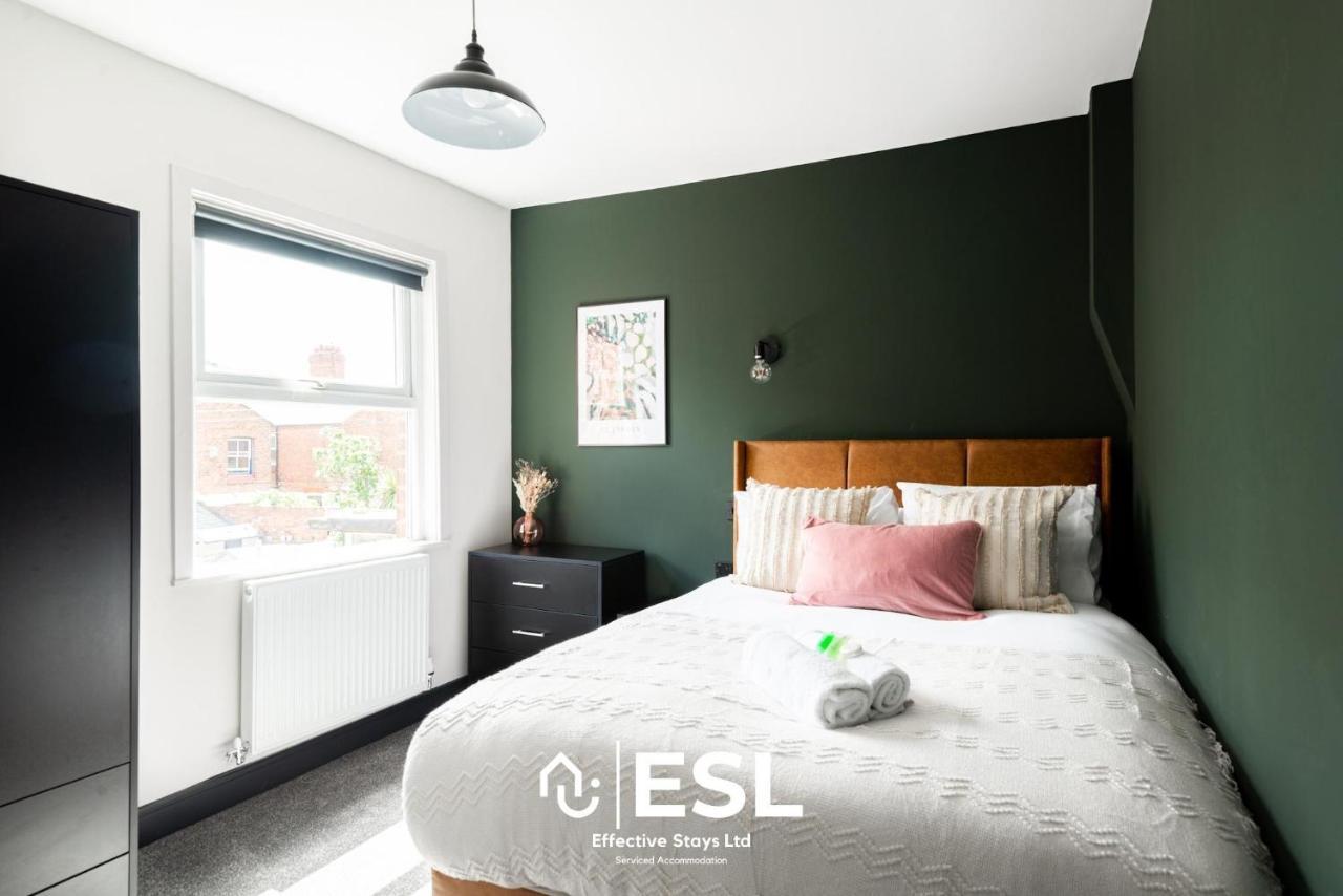Central 5 Bedroom Townhouse Perfectly Located 2 Mins Walk From The Train Station Честер Экстерьер фото